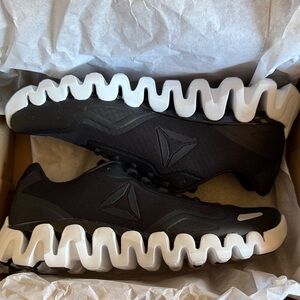 NIB Reebok Zigpulse Men's Black Athletic Running Shoes with White Sole Size 8